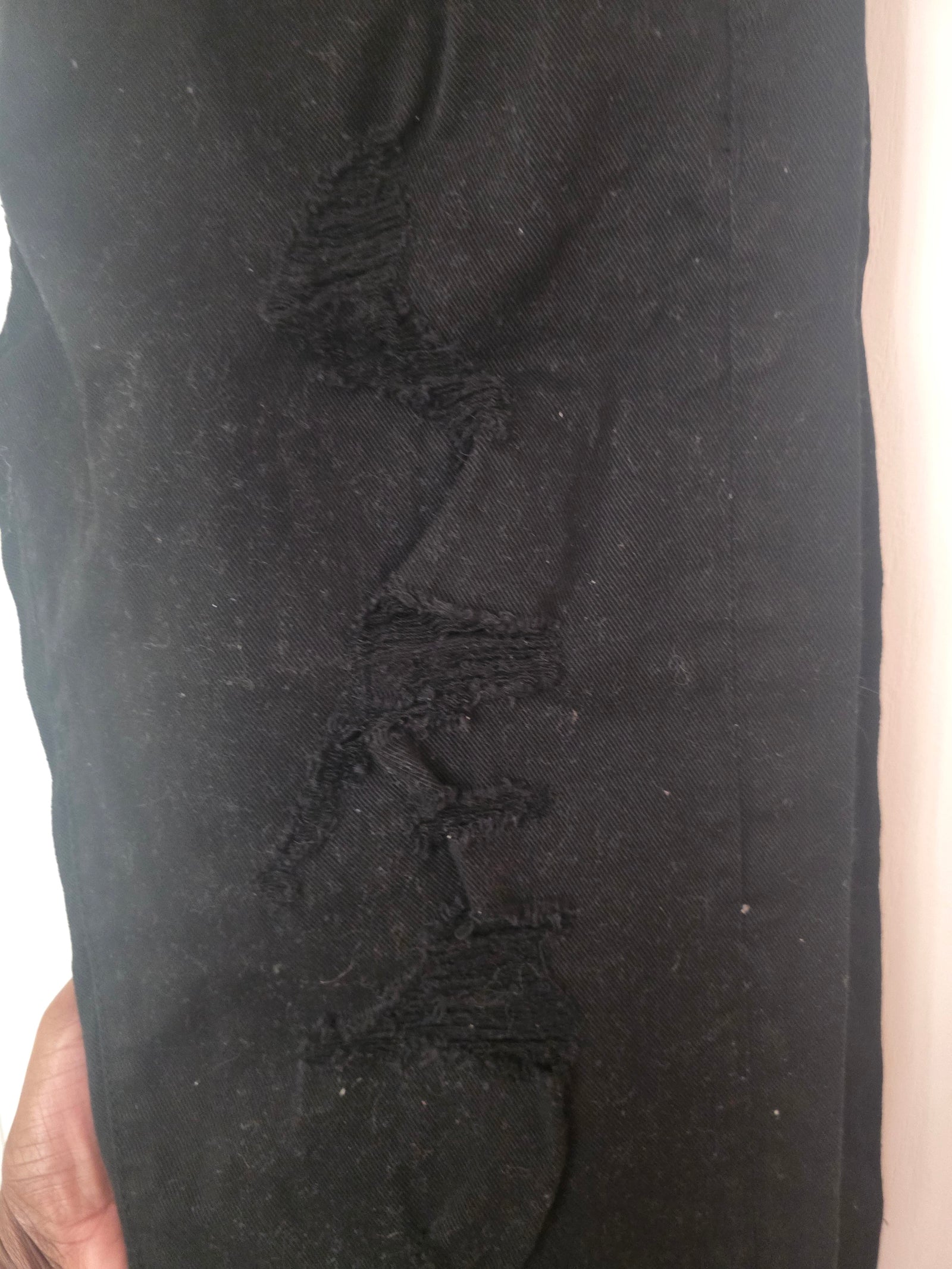 Black Skinny Jean Frayed/Ripped Jeans Slim (30 x 32) - Gently Used